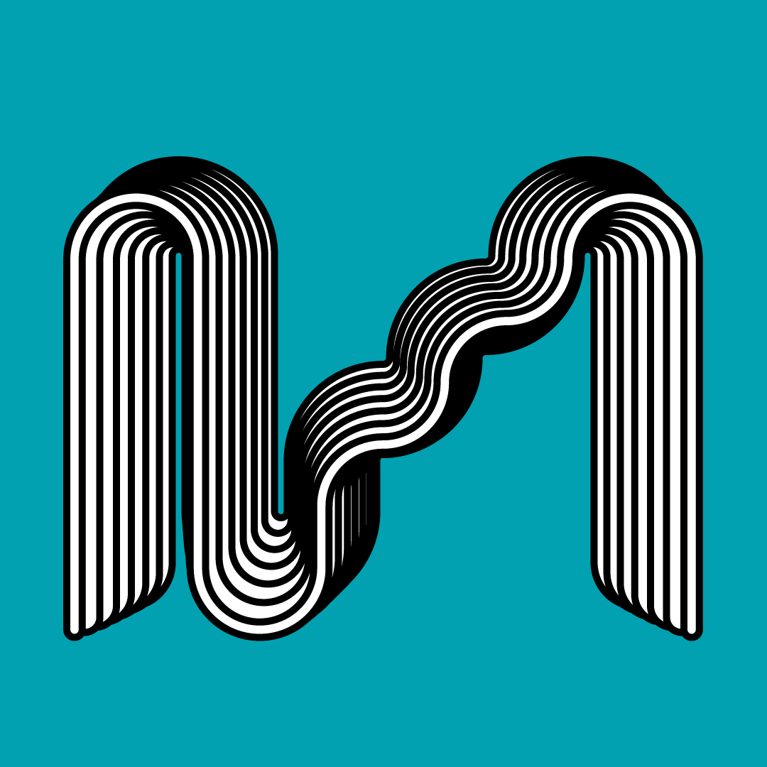 Lettre M stylisée en lignes parallèles noires et blanches ondulées sur fond bleu.