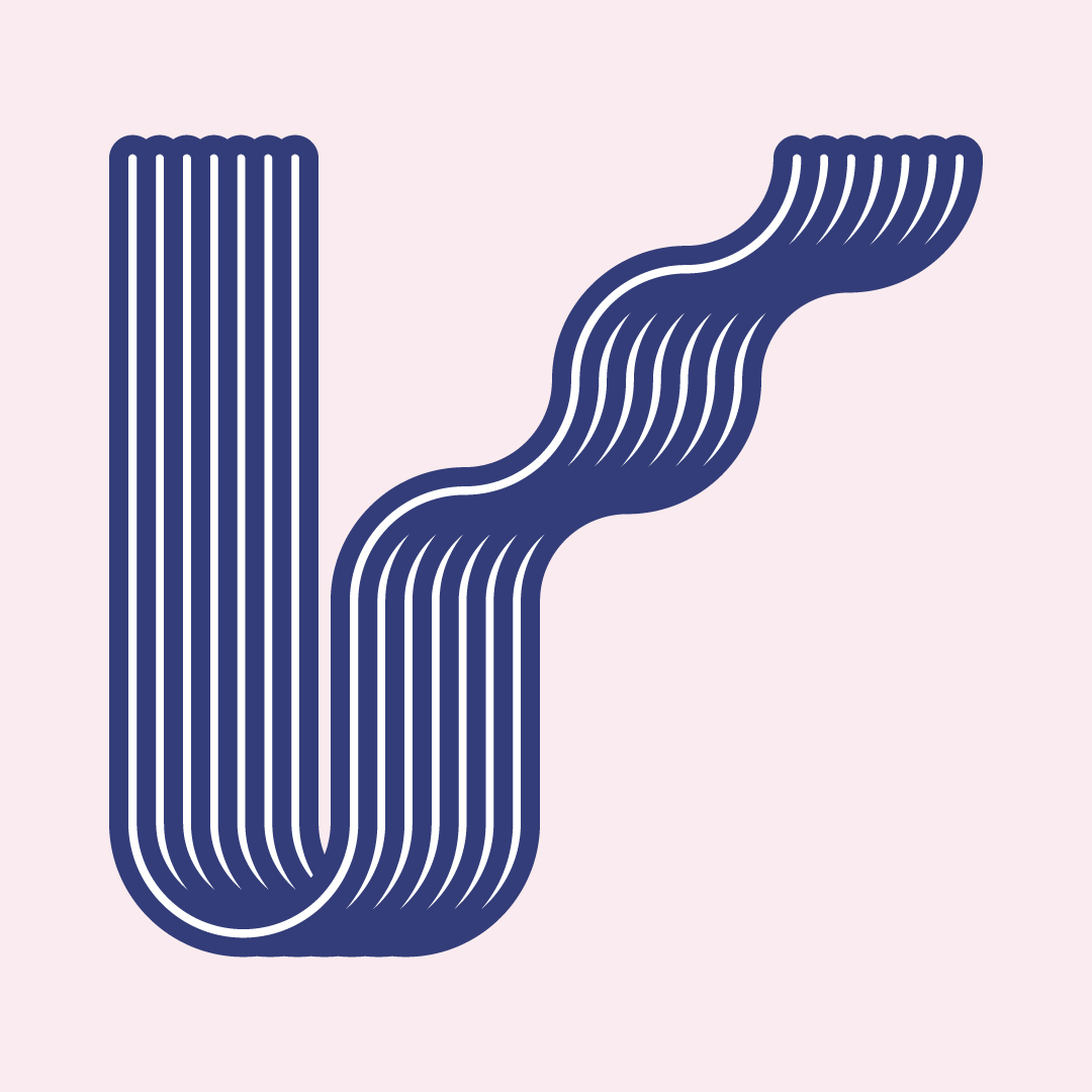 Forme graphique bleue composée de lignes parallèles ondulées sur fond rose clair.